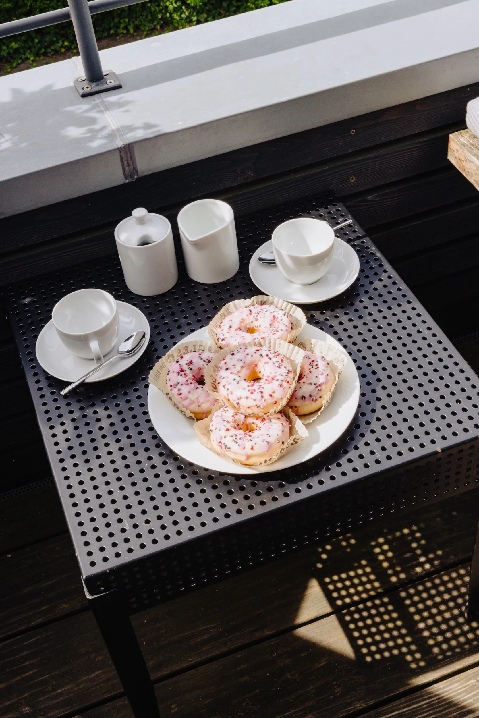 Kaffee und Kuchen auf dem Balkon der Ferienwohnung Wellenbrecher
